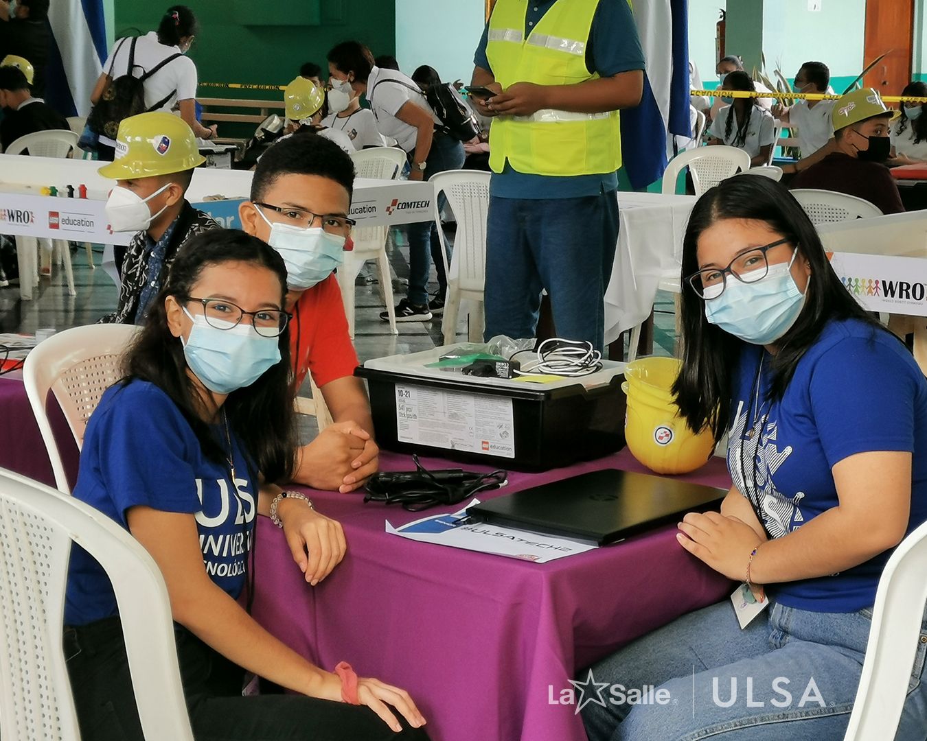 Estudiantes de ULSA durante la programación y construcción de prototipos