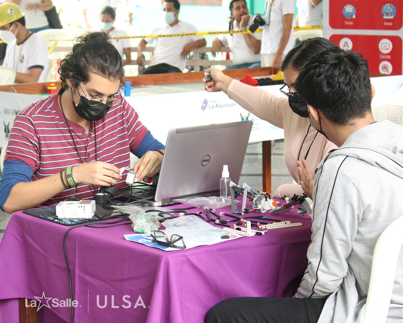 Estudiantes de ULSA durante la programación y construcción de prototipos.