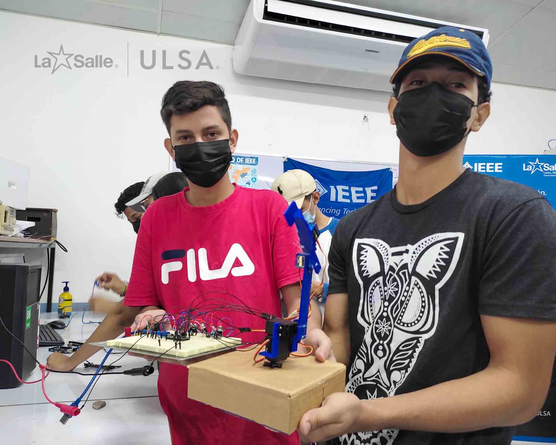 Estudiantes con su proyecto participante en el Concurso de proyecto de Electrónica Digital II