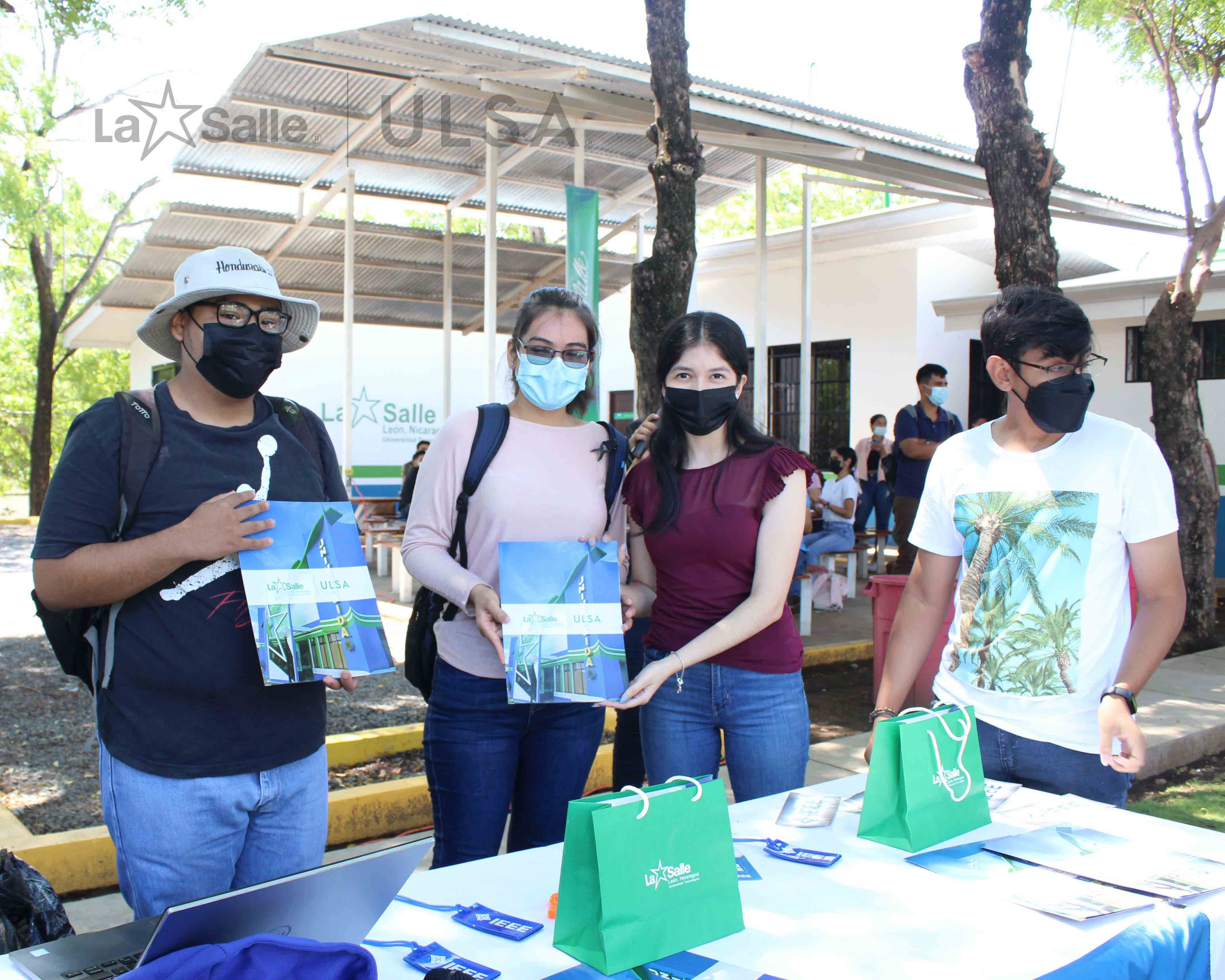 Entrega de souvenirs a estudiantes ganadores del concurso de proyecto de Electrónica Digital II