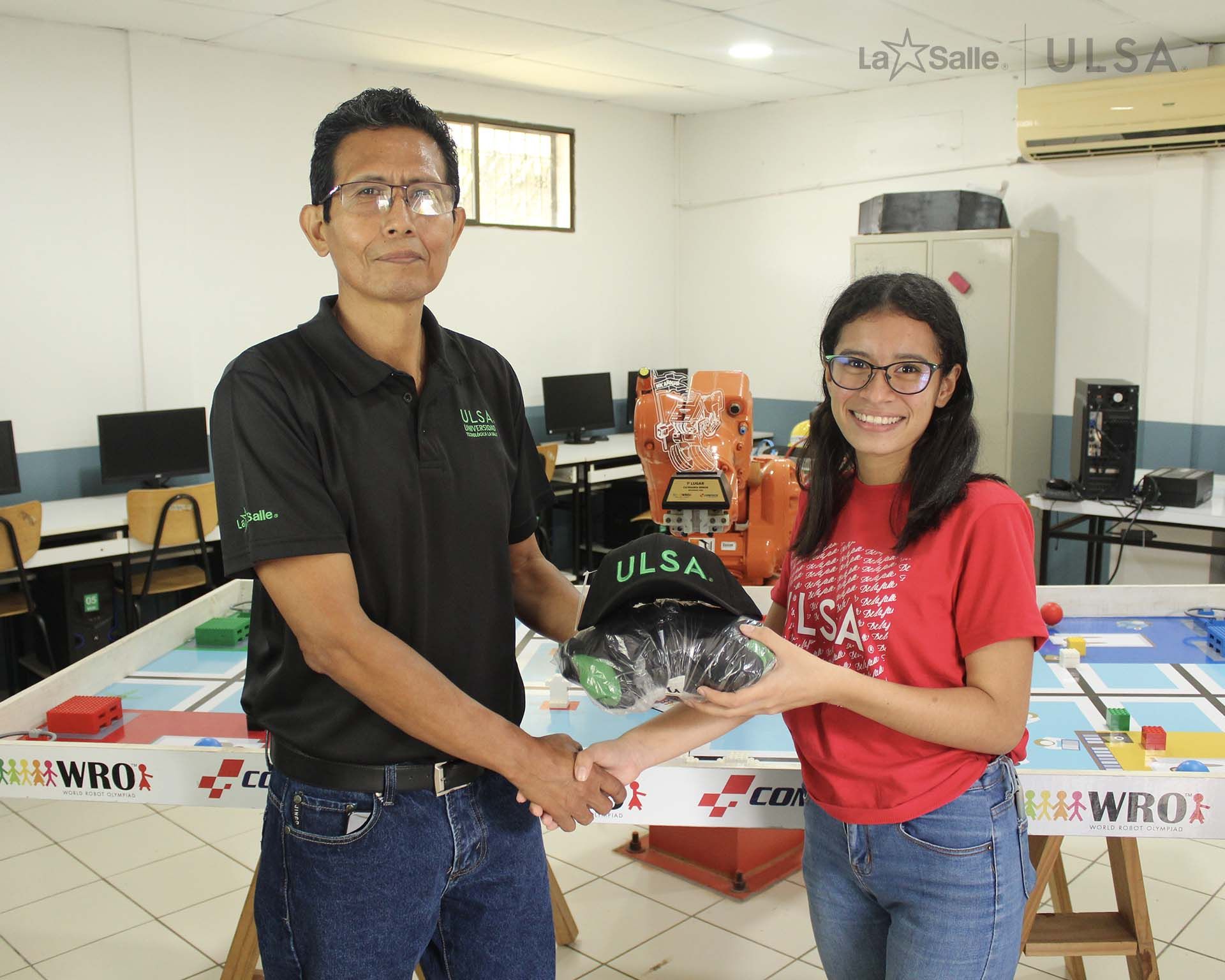 Estudiante recibiendo souvenirs por parte de ULSA