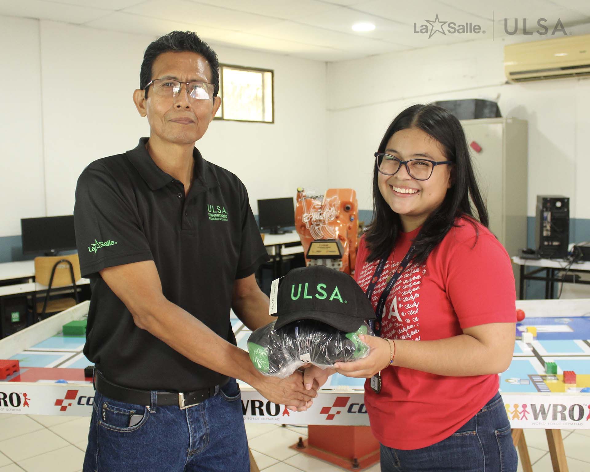 Estudiante recibiendo souvenirs por parte de ULSA