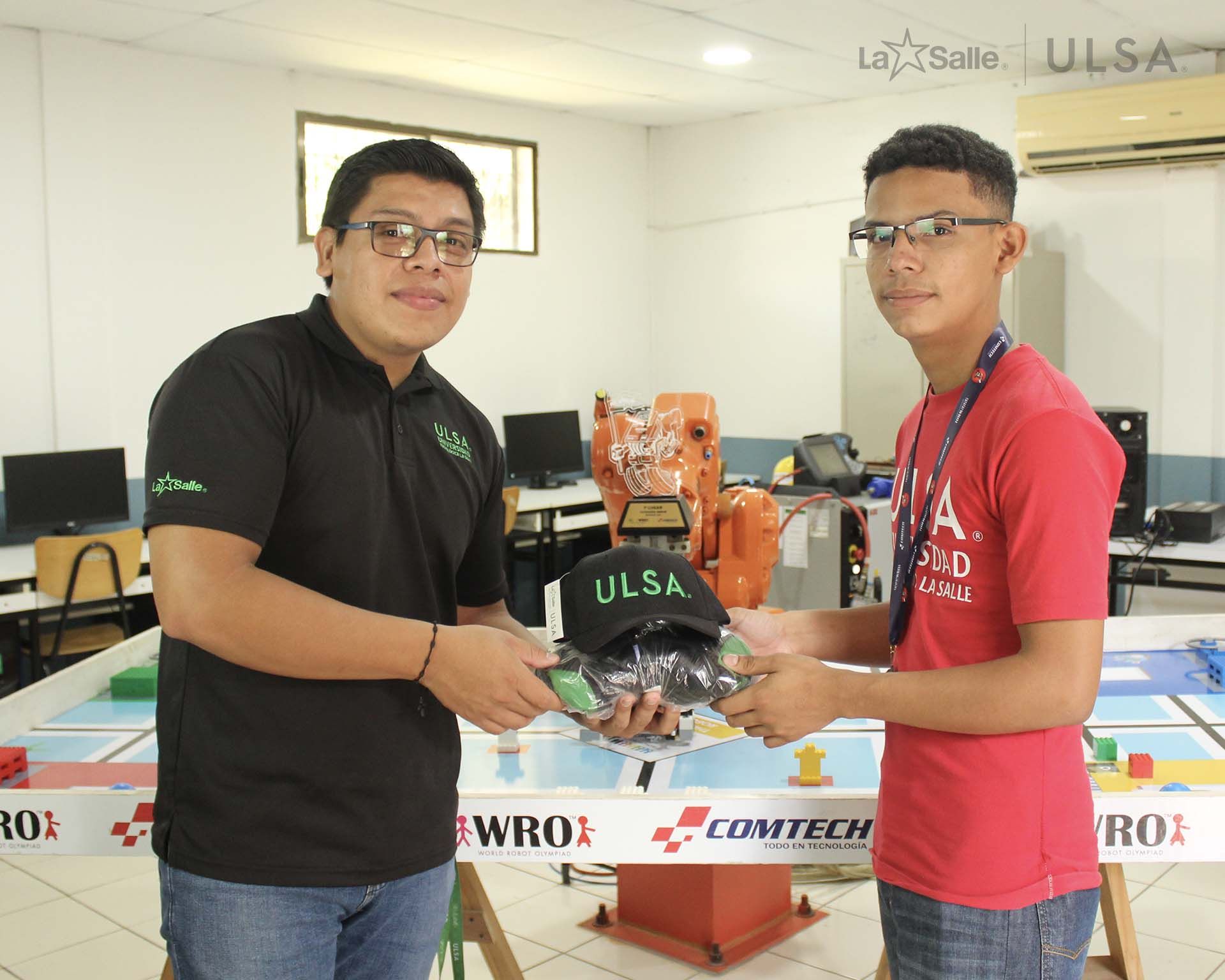 Estudiante recibiendo souvenirs por parte de ULSA