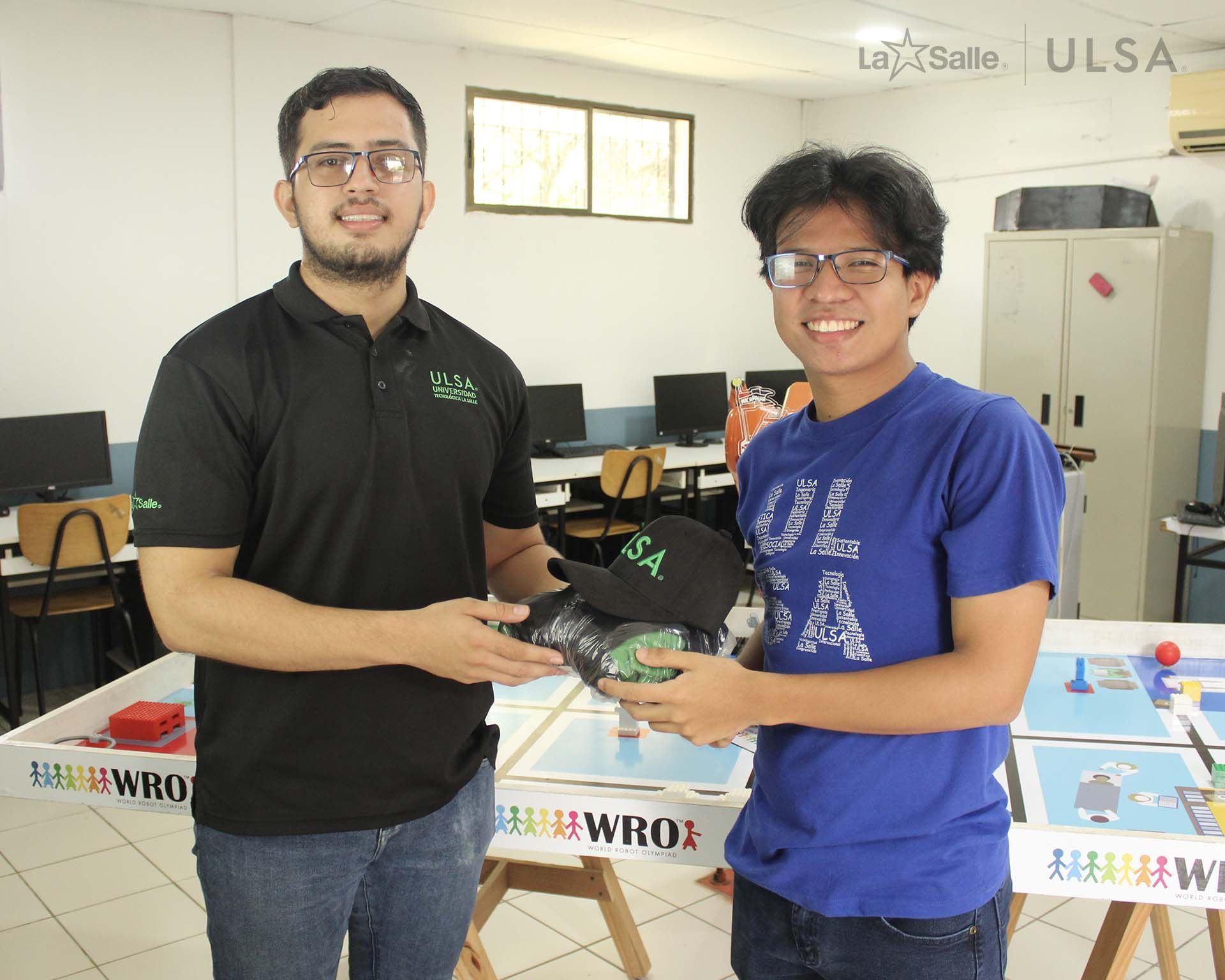 Estudiante recibiendo souvenirs por parte de ULSA